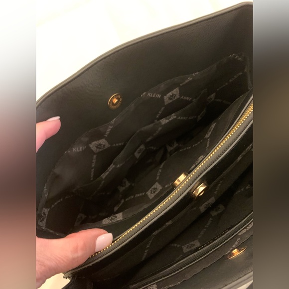Anne Klein Black Shoulder Bag - Picture 8 of 13